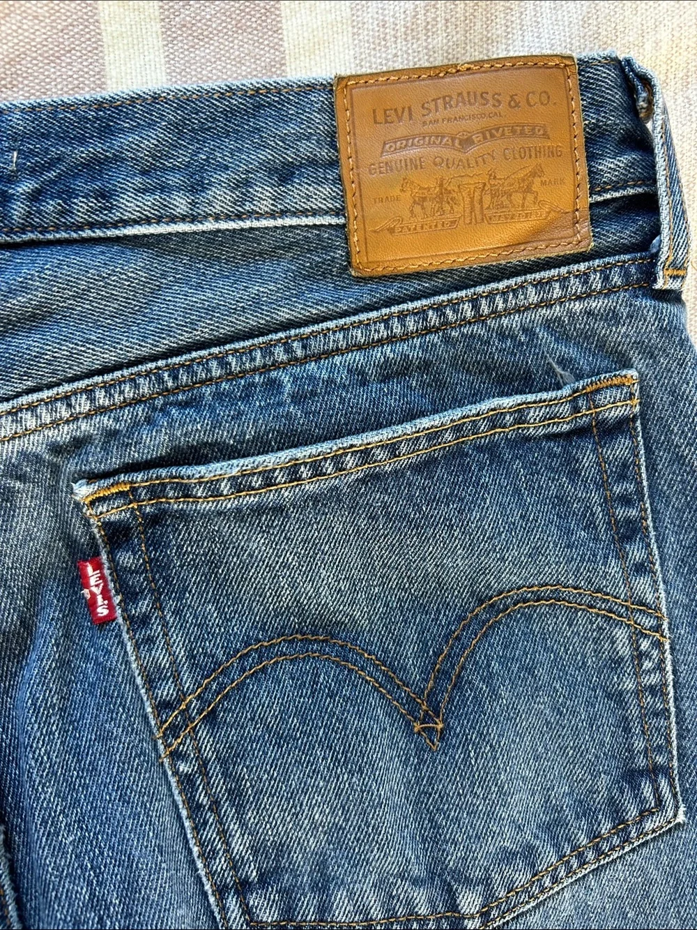 Levi’s Wedgie Straight Distressed Jeans Size 30x28 High Rise Raw Hem